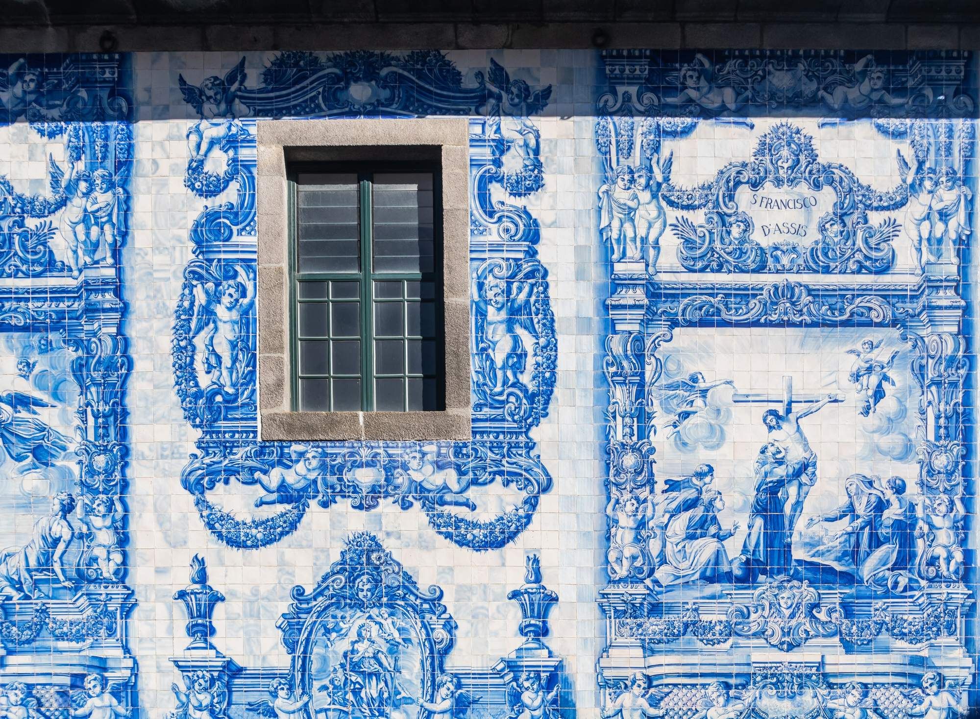 Tiled cloister of Sé do Porto cathedral with blue azulejo panels and stone arches
